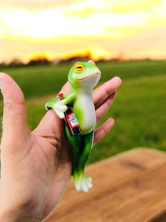 Funny Frog Figurine with Beer Bottle – Resin Miniature Animal Statue for Garden, Table, Home Decor – Quirky Gift for Garden Lovers & Collectors