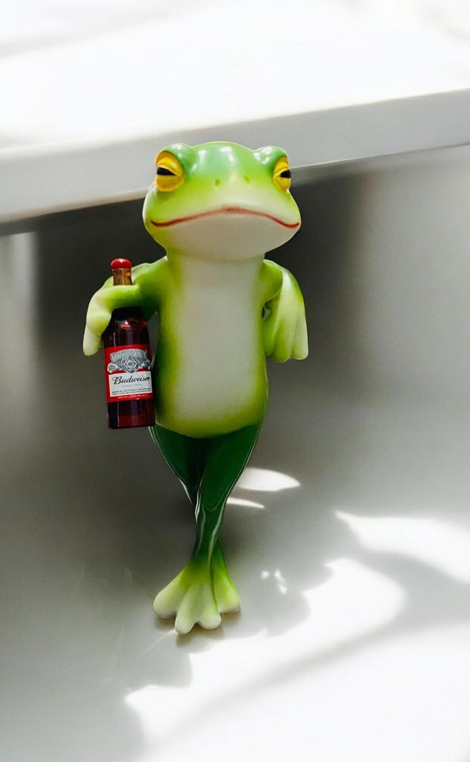 Funny Frog Figurine with Beer Bottle – Resin Miniature Animal Statue for Garden, Table, Home Decor – Quirky Gift for Garden Lovers & Collectors